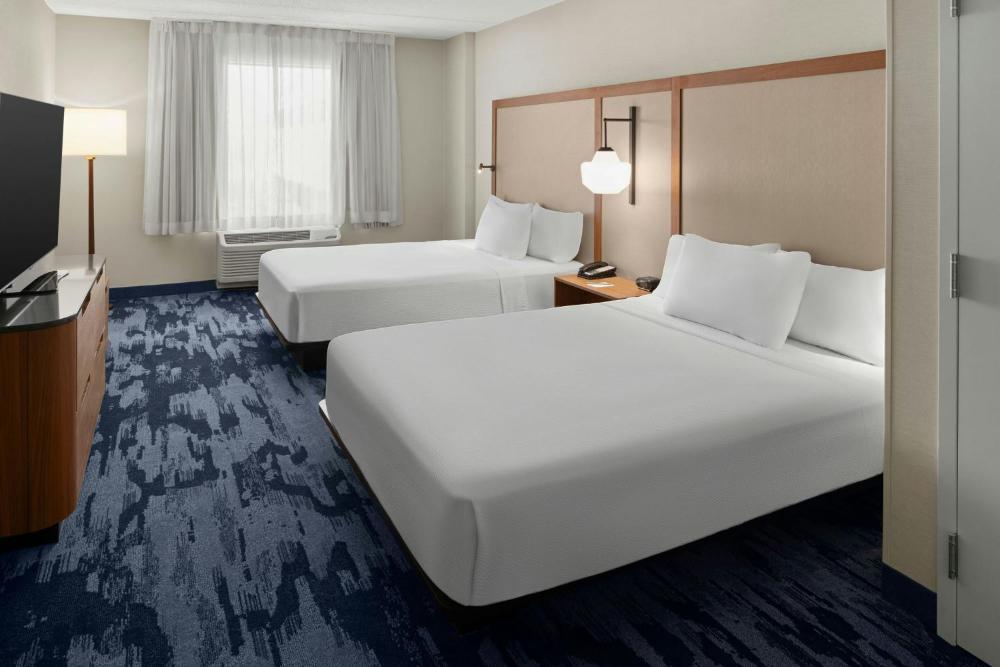 Queen Room with Two Queen Beds - Hearing Accessible interior